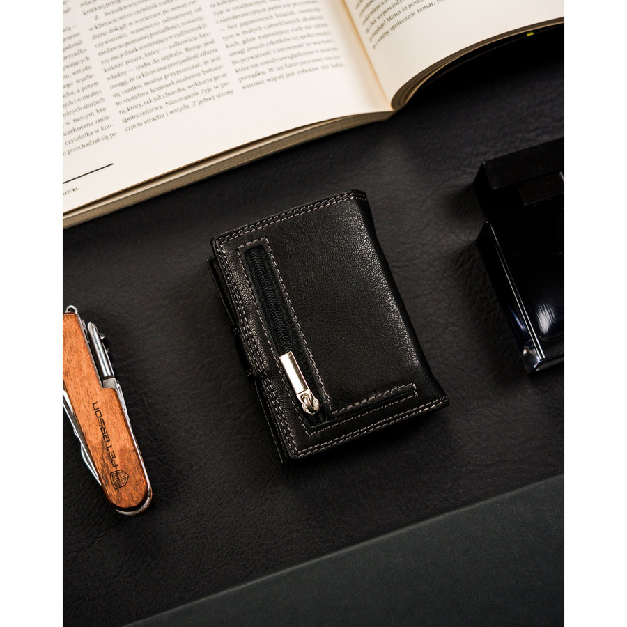 Mały portfel męski ze skóry naturalnej w czarnym kolorze zapinany zatrzaskiem - Peterson