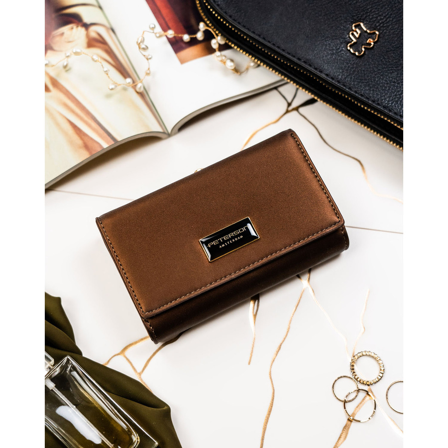 Portfel damski wykonany ze skóry naturalnej i ekologicznej w brązowym kolorze - Peterson