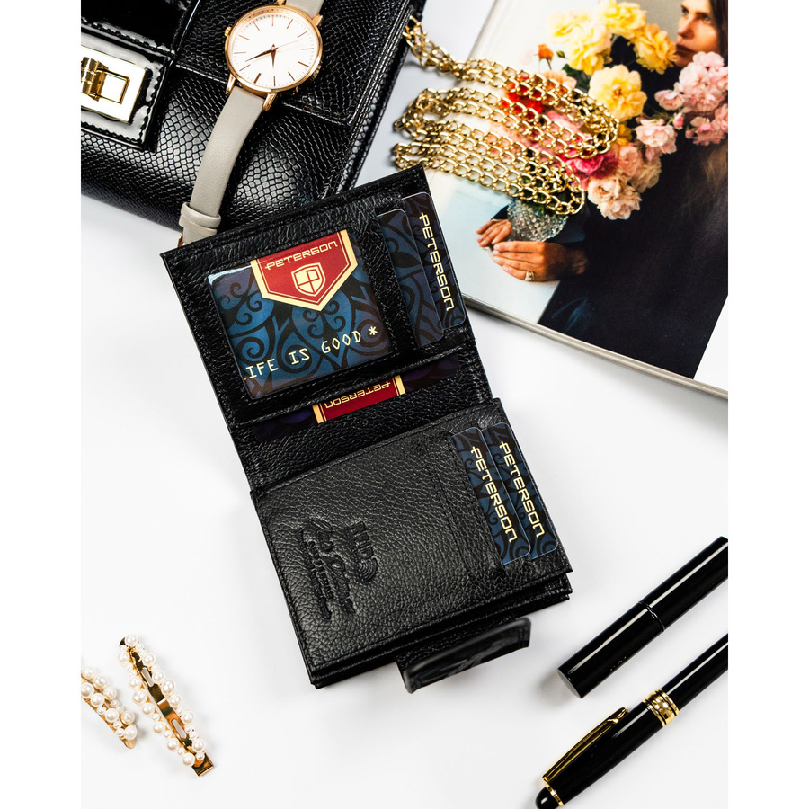 Mały portfel damski w czarnym kolorze zamykany na bigiel i zatrzask - Peterson