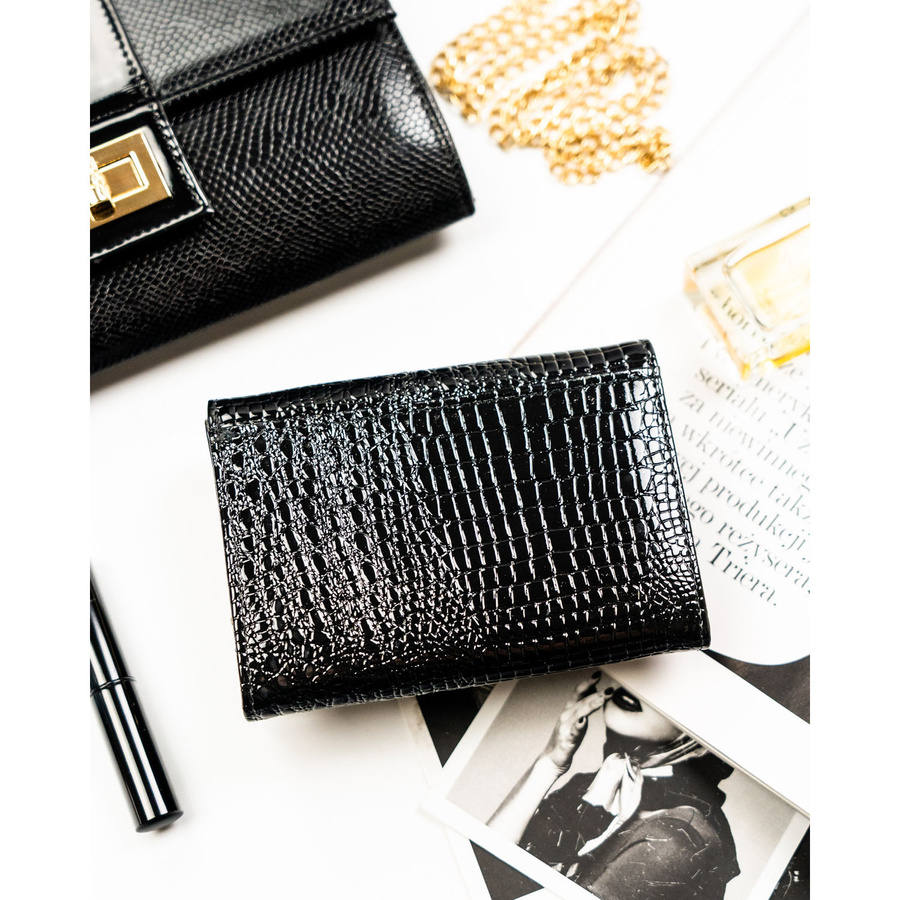 Średni, czarny portfel damski ze skóry naturalnej zamykany zatrzaskiem - Rovicky