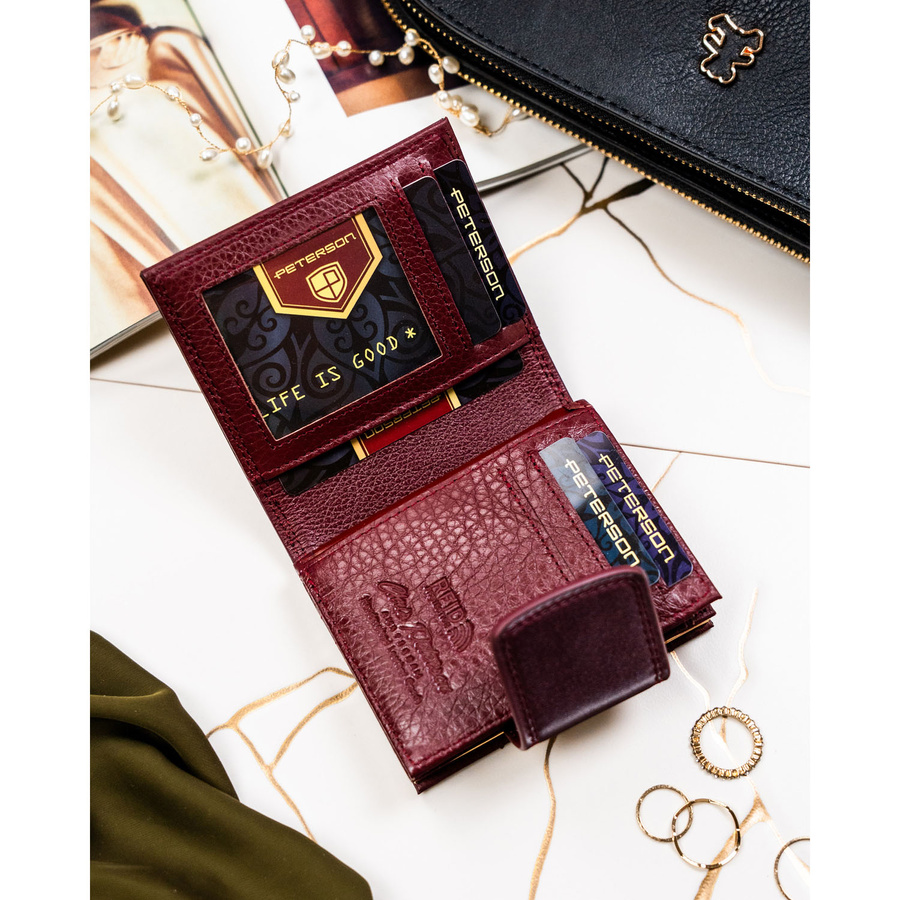 Portfel damski ze skóry naturalnej i ekologicznej w fioletowym kolorze, zamykany zatrzaskiem i biglem - Peterson