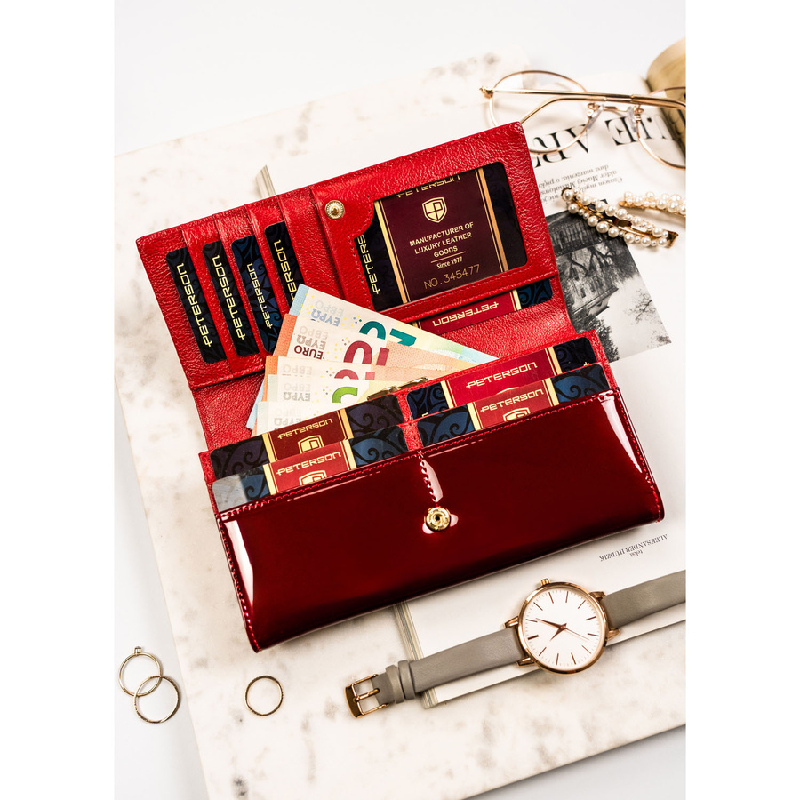 Portfel damski ze skóry naturalnej w czerwonym kolorze zamykany na zatrzask - Peterson