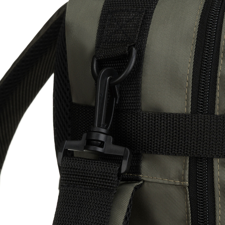 Szary plecak podróżny zawieszony na oddychających szelkach, zamykany suwakiem - Peterson