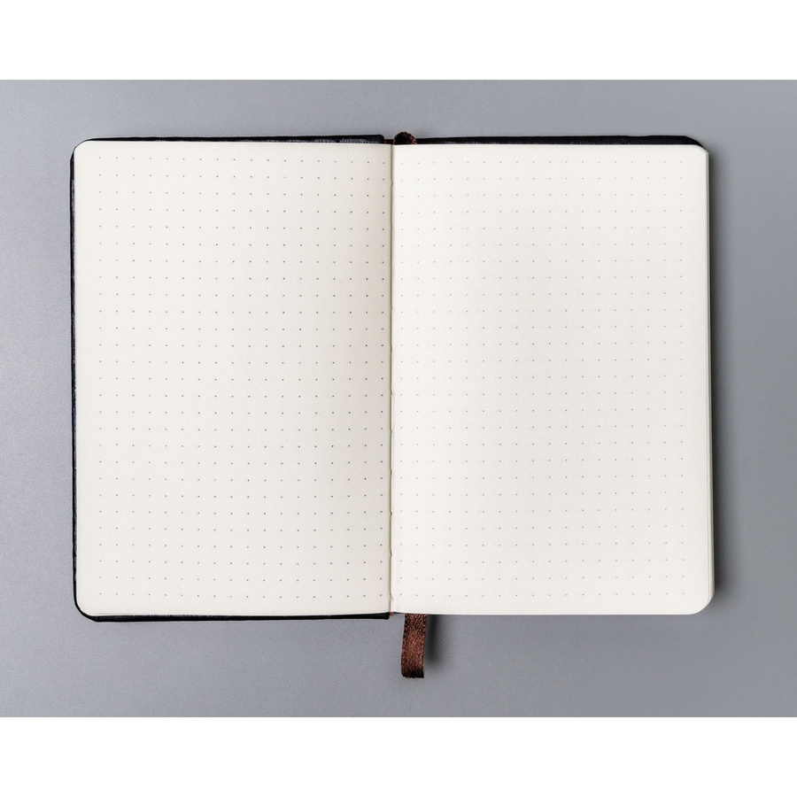 Czarny notes w formacie A6 zadrukowany w kropki, wyposażony w gumkę zamykającą - Peterson