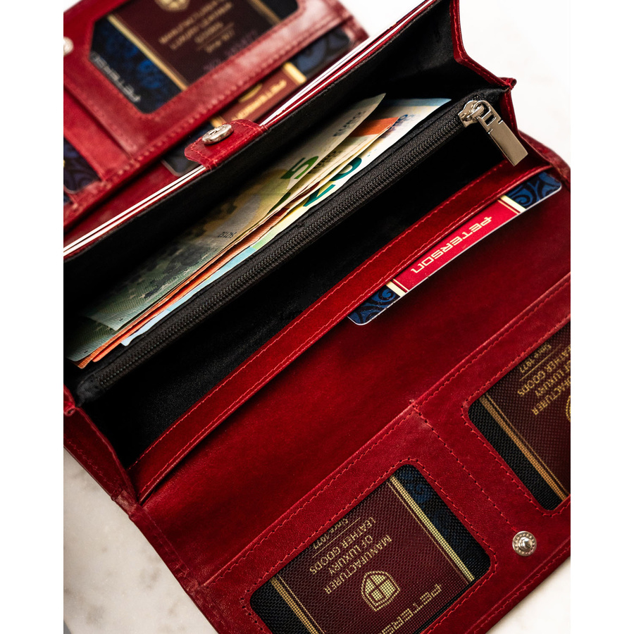 Duży, skórzany portfel damski w czerwonym kolorze zamykany klapką na zatrzask - Peterson