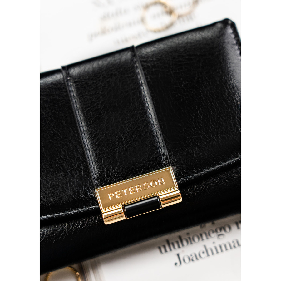 Poziomy portfel damski wykonany ze skóry ekologicznej w czarnym kolorze, zamykany na zatrzask - Peterson