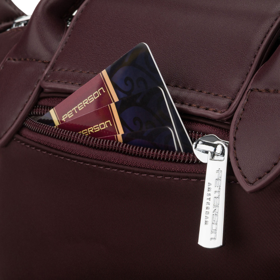 Bordowa listonoszka damska z poliestru zawieszona na szerokim pasku i poręcznych uchwytach - Peterson