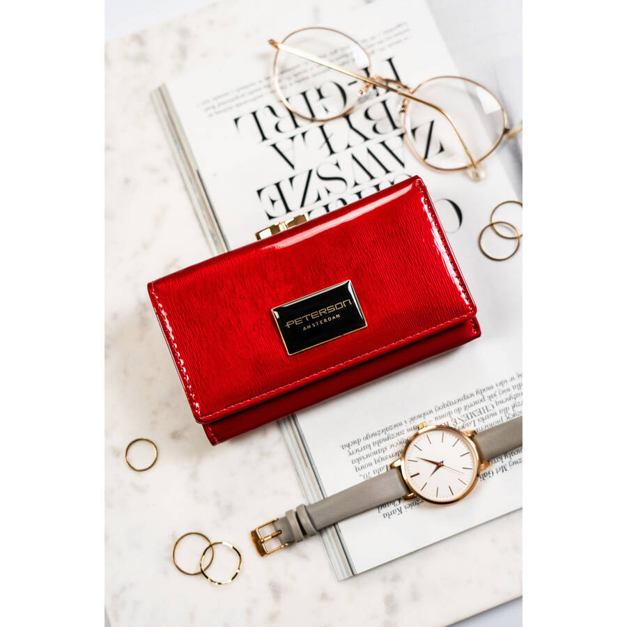 Czerwony portfel damski lakierowany na zatrzask i bigiel - Peterson