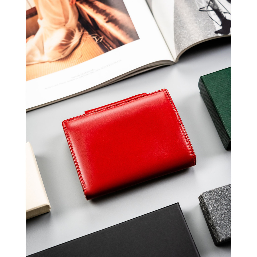 Portfel damski ze skóry naturalnej w czerwonym kolorze zamykany zatrzaskiem - Peterson