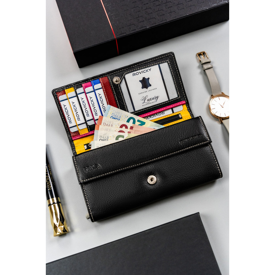 Skórzany, duży portfel damski w czarnym kolorze zamykany na zatrzask - Rovicky
