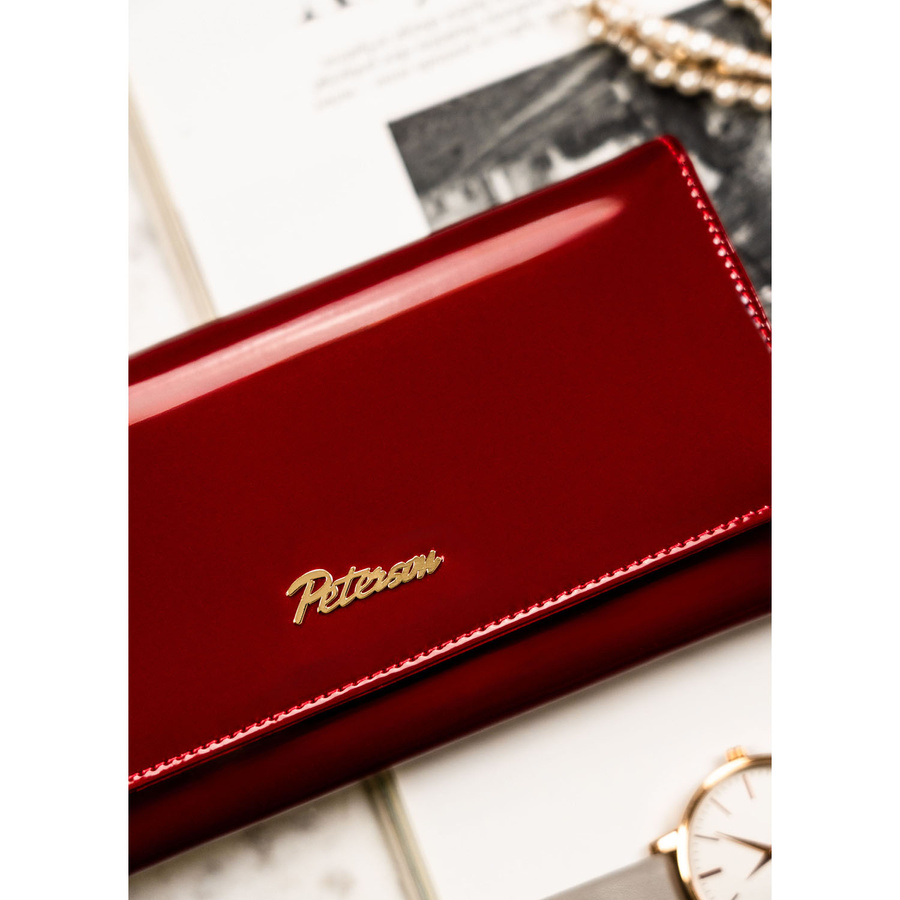 Portfel damski ze skóry naturalnej w czerwonym kolorze zamykany na zatrzask - Peterson