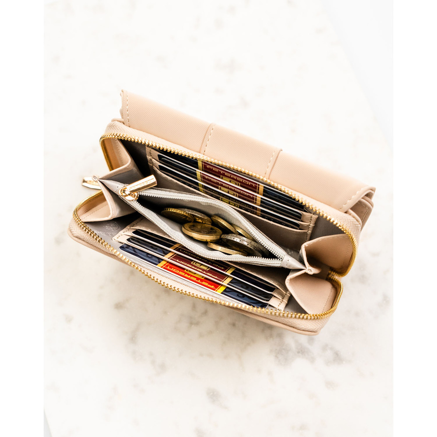 Beżowy portfel damski wykonany ze skóry ekologicznej o lekko prążkowanej fakturze, zamykany zatrzaskiem - Peterson