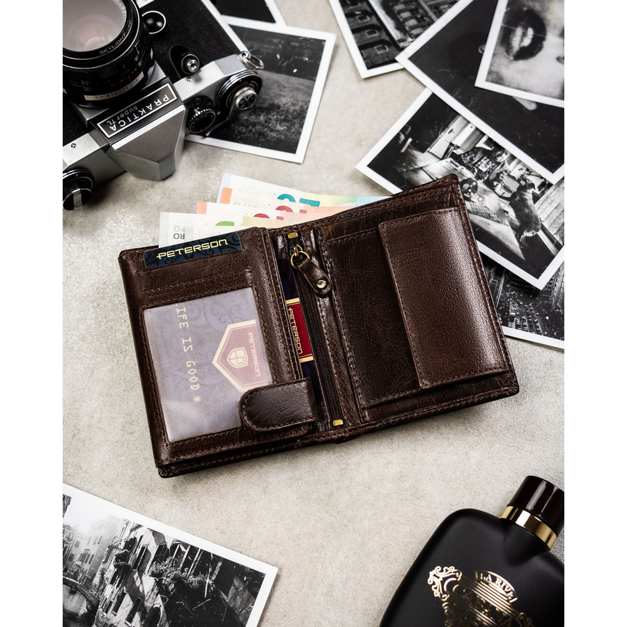 Elegancki, skórzany portfel męski w brązowym kolorze bez zapięcia zewnętrznego - Peterson