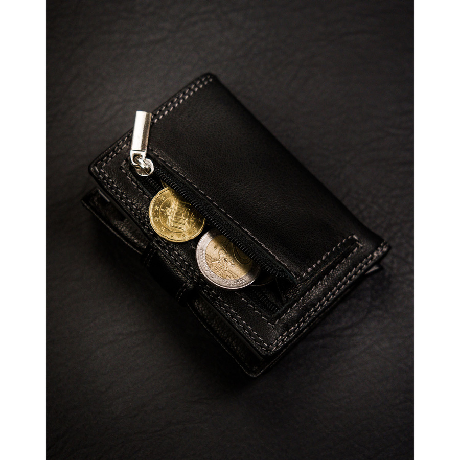 Mały portfel męski ze skóry naturalnej w czarnym kolorze zapinany zatrzaskiem - Peterson