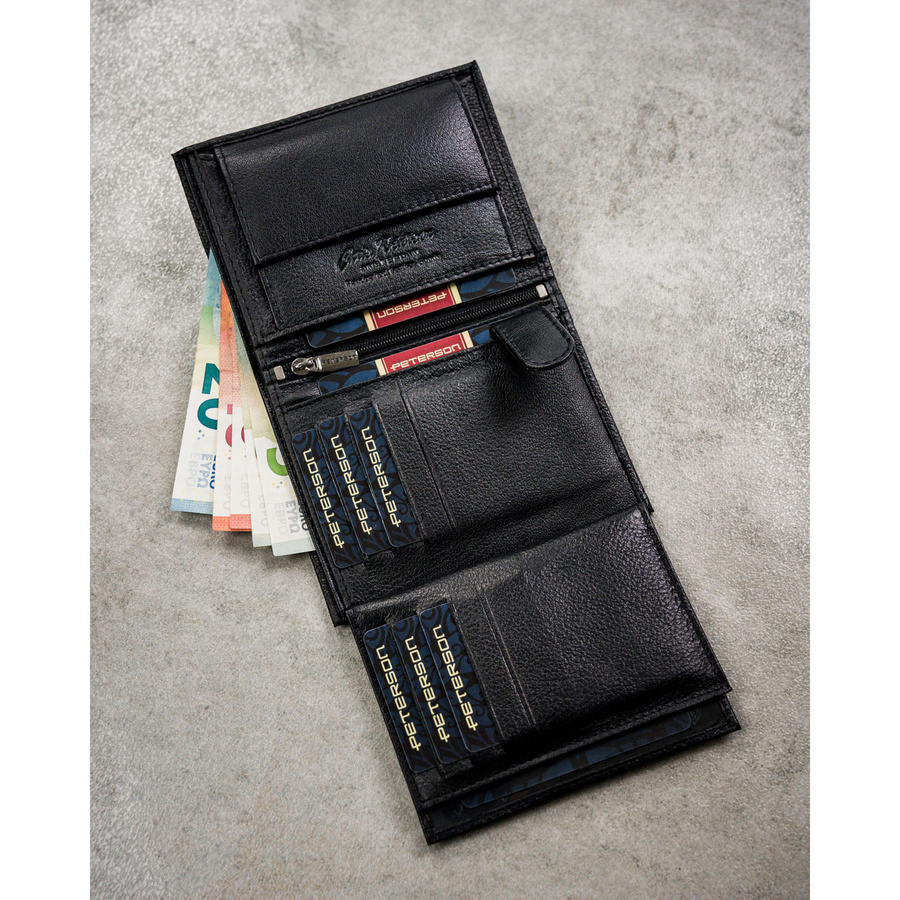 Czarny portfel męski ze skóry naturalnej bez zapięcia zewnętrznego, zapakowany w firmowe pudełko - Peterson