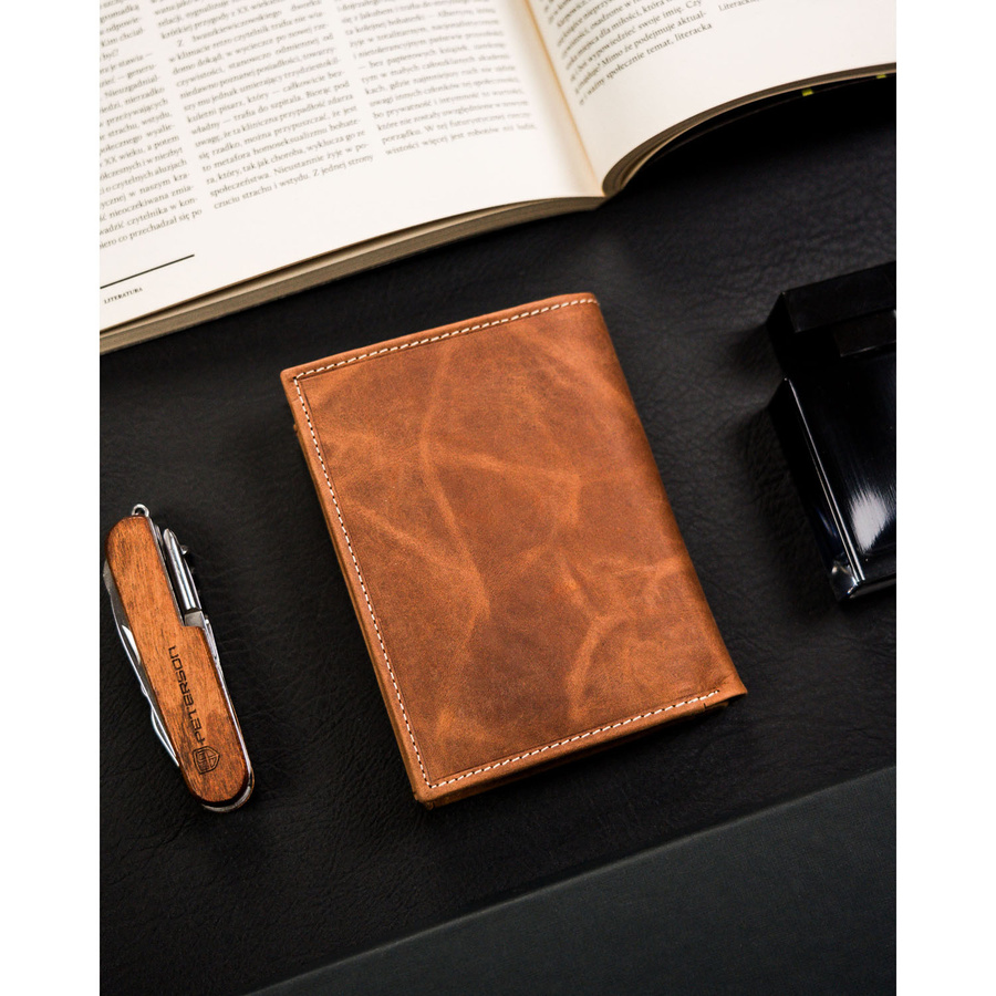 Brązowy portfel męski ze skóry naturalnej z tłoczeniem w kształcie jelenia