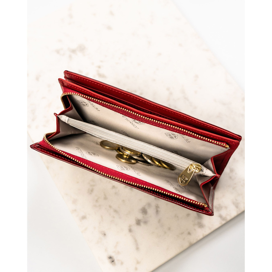 Lakierowany, skórzany portfel damski w czerwonym kolorze zamykany na magnes - Peterson