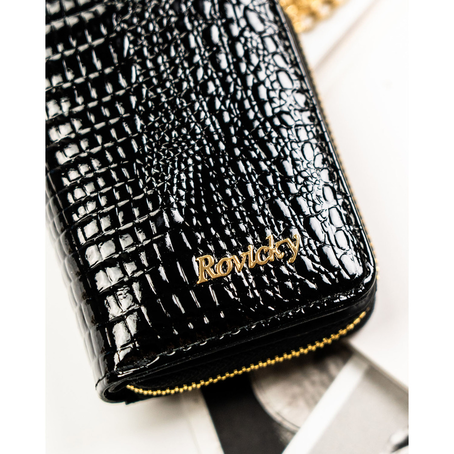 Skórzany portfel damski w czarnym kolorze zamykany suwakiem i zatrzaskiem - Rovicky