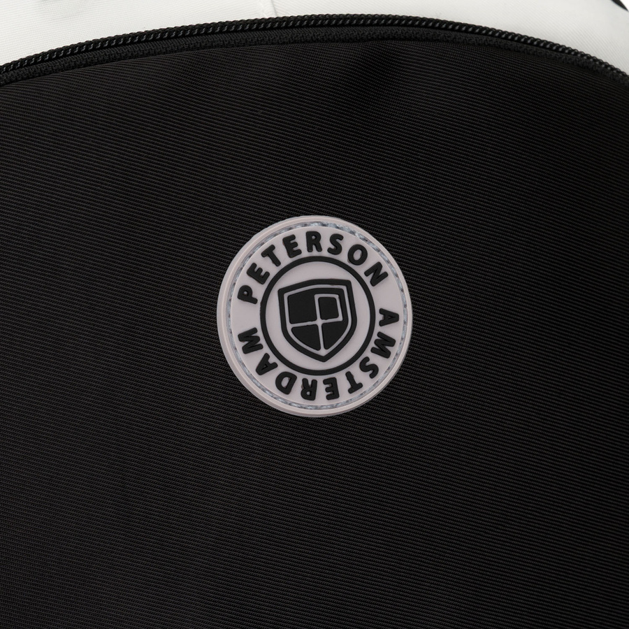 Młodzieżowy plecak szkolny z poliestru w czarnym kolorze z przegrodą na laptopa, odporny na wilgoć - Peterson