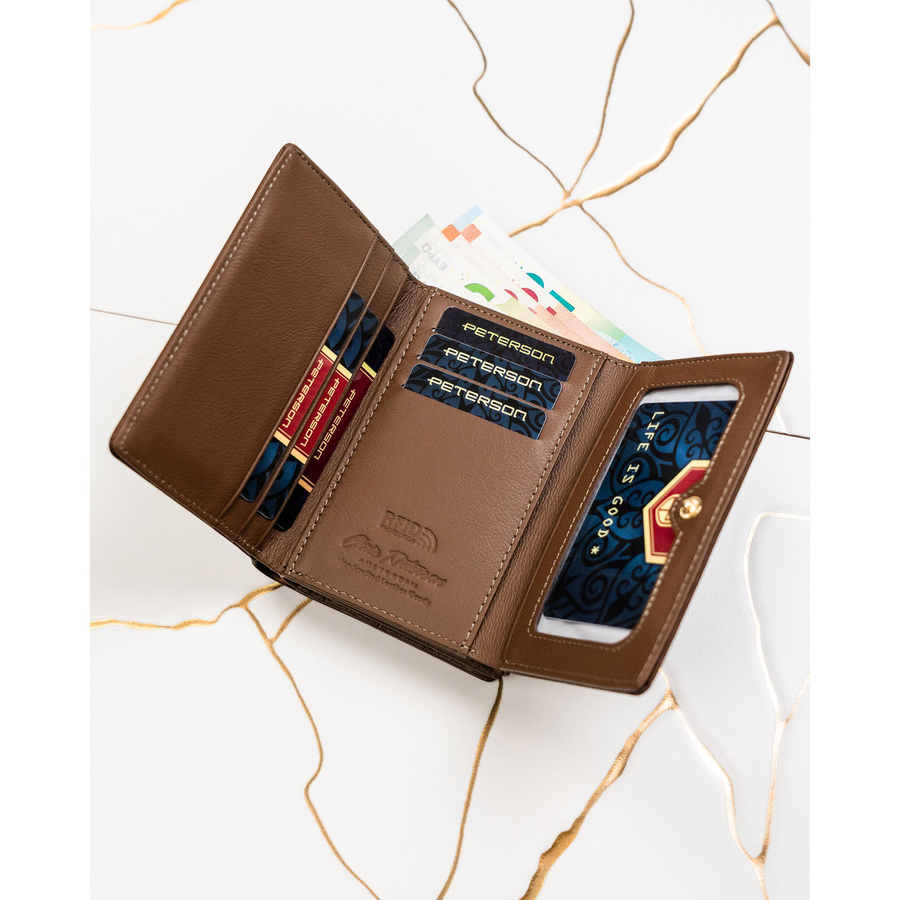 Średniej wielkości portfel damski wykonany ze skóry naturalnej i ekologicznej w brązowym kolorze, zamykany na bigiel i zatrzask - Peterson