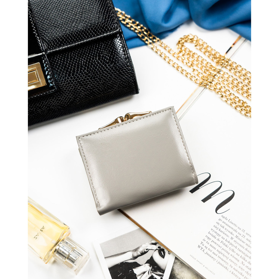 Mały portfelik damski ze skóry naturalnej w zielonym kolorze - Peterson