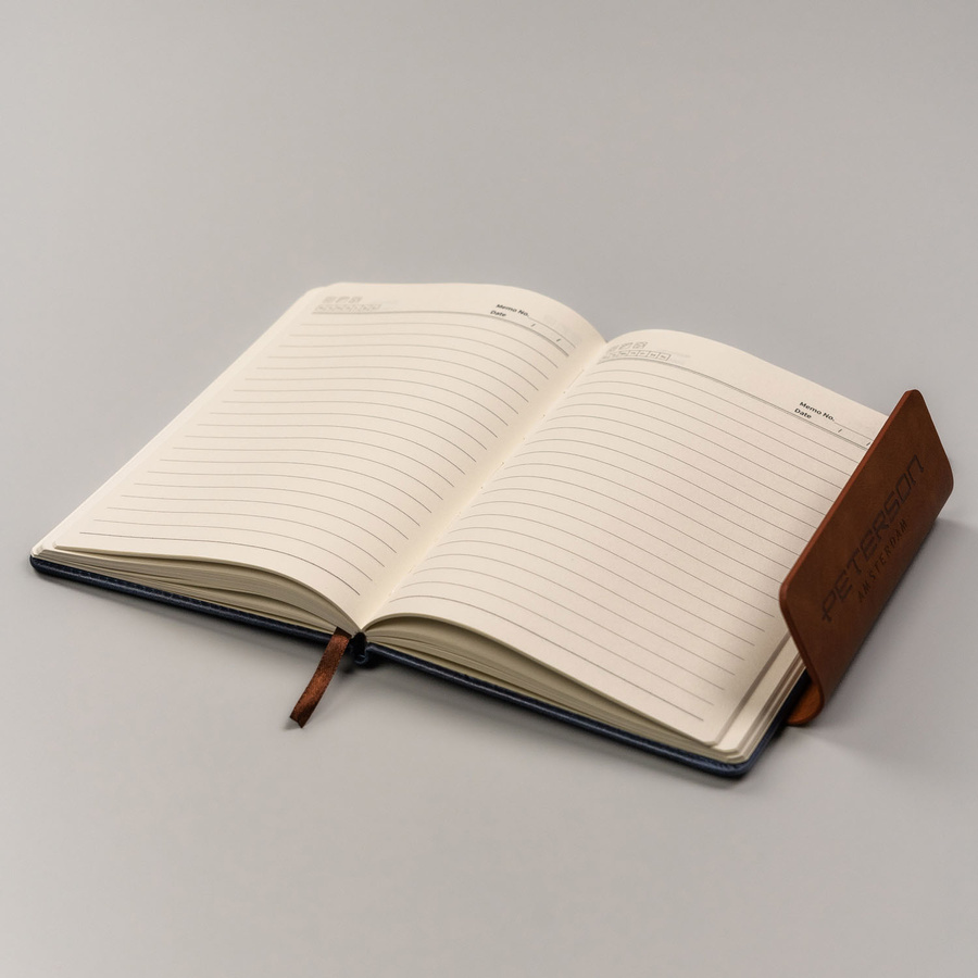 Granatowo-brązowy notes w twardej oprawie w formacie A5 zapinany magnesem - Peterson