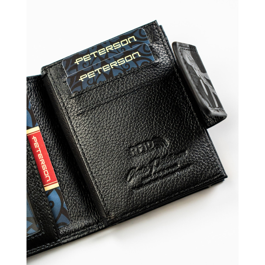 Mały portfel damski w czarnym kolorze zamykany na bigiel i zatrzask - Peterson