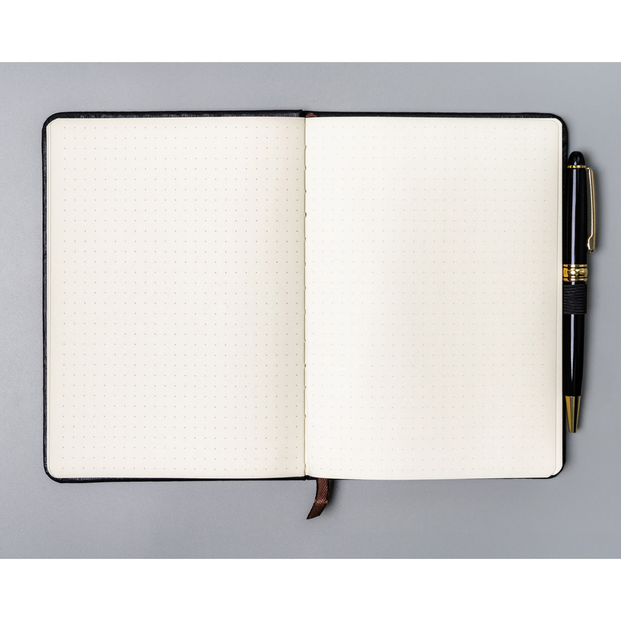 Czarny notes w formacie B6 zadrukowany w kropki, wyposażony w gumkę zamykającą - Peterson