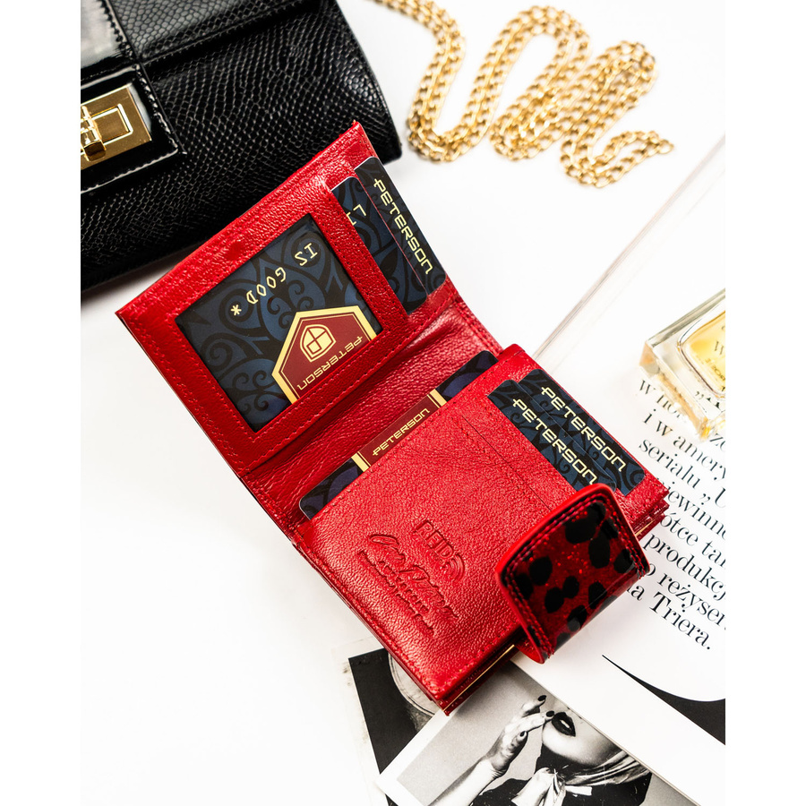 Mały portfel damski ze skóry ekologicznej i naturalnej w czerwonym kolorze - Peterson
