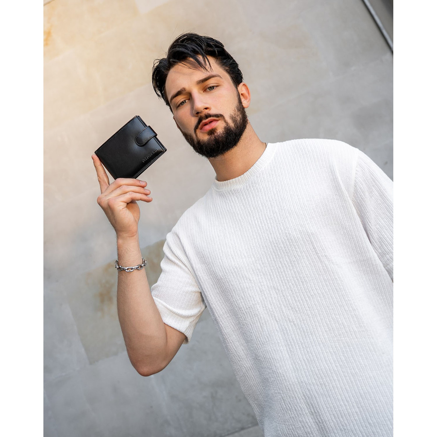 Zestaw prezentowy: skórzany, poziomy portfel męski w czarnym kolorze z systemem RFID i pasek ze skóry naturalnej - Peterson