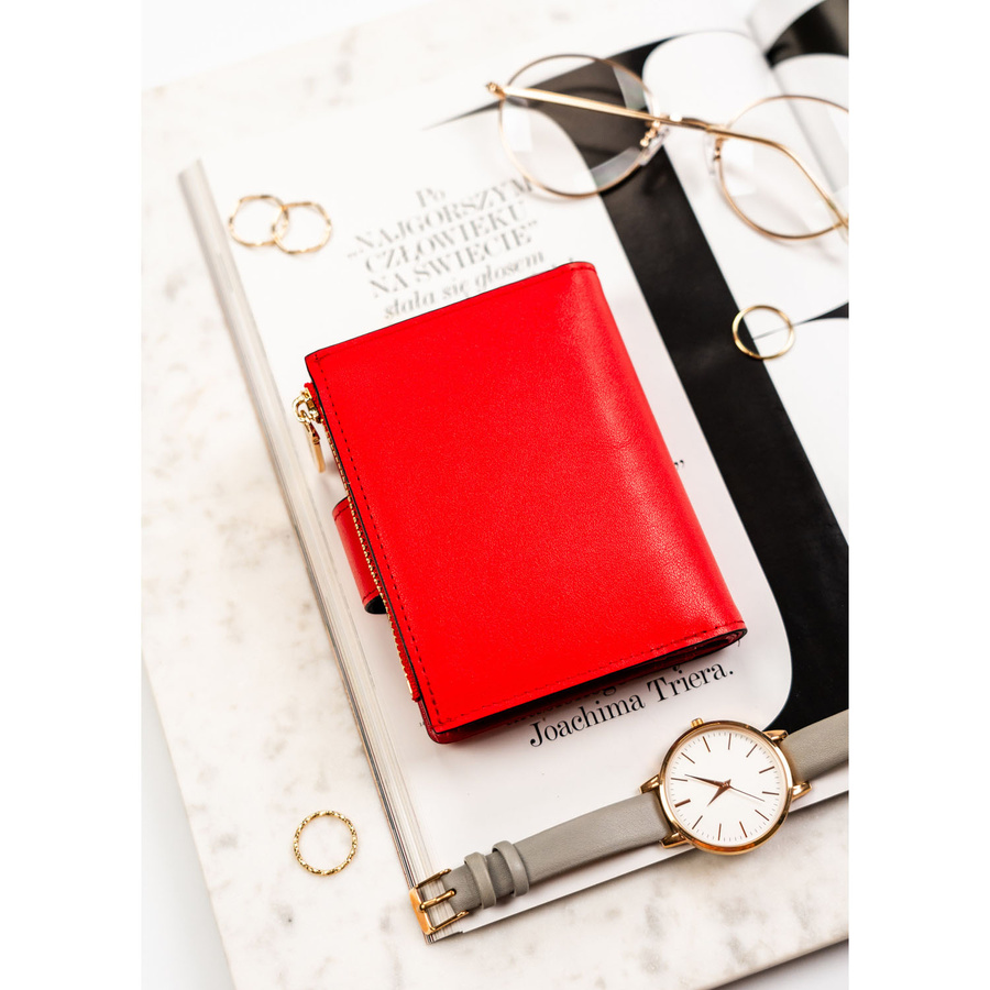 Pionowy portfel damski ze skóry ekologicznej w czerwonym kolorze, zamykany na zatrzask i suwak - Rovicky