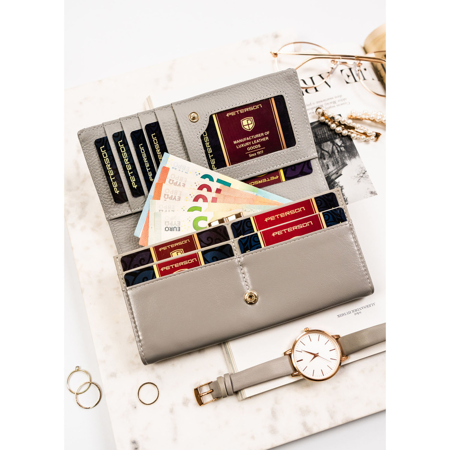 Duży, poziomy portfel damski na zatrzask, wykonany z lakierowanej skóry naturalnej w kwiatowy wzór - Peterson