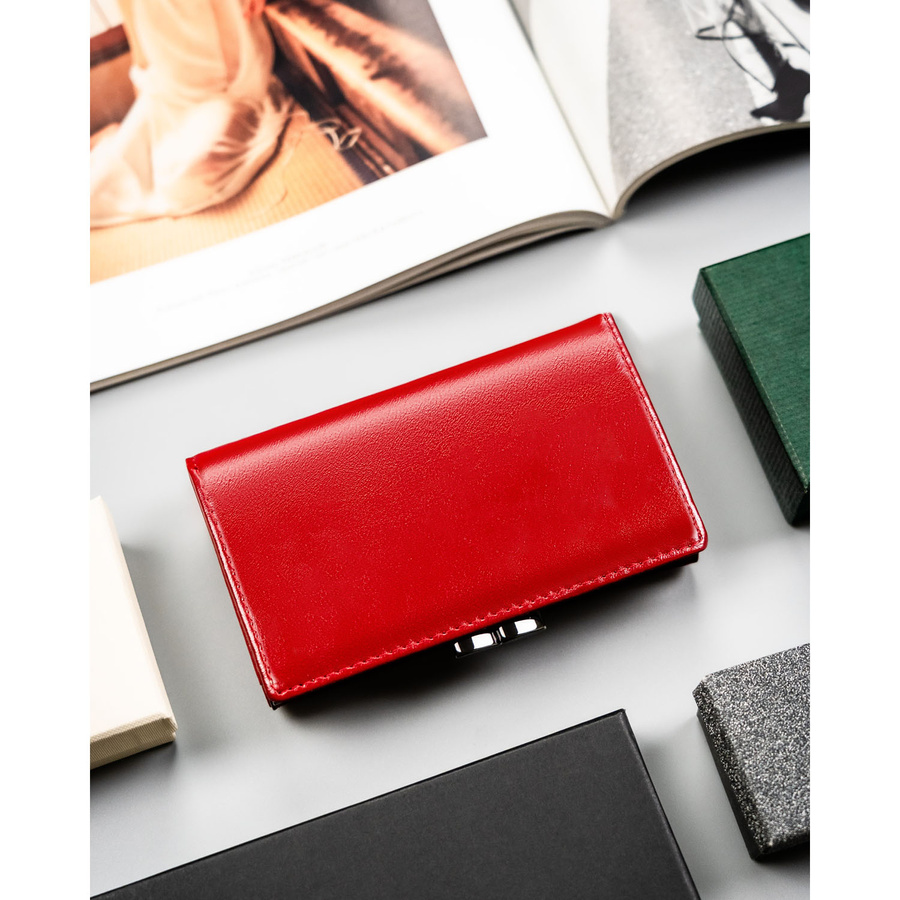 Lakierowany portfel damski ze skóry naturalnej i ekologicznej w czerwonym kolorze - Rovicky