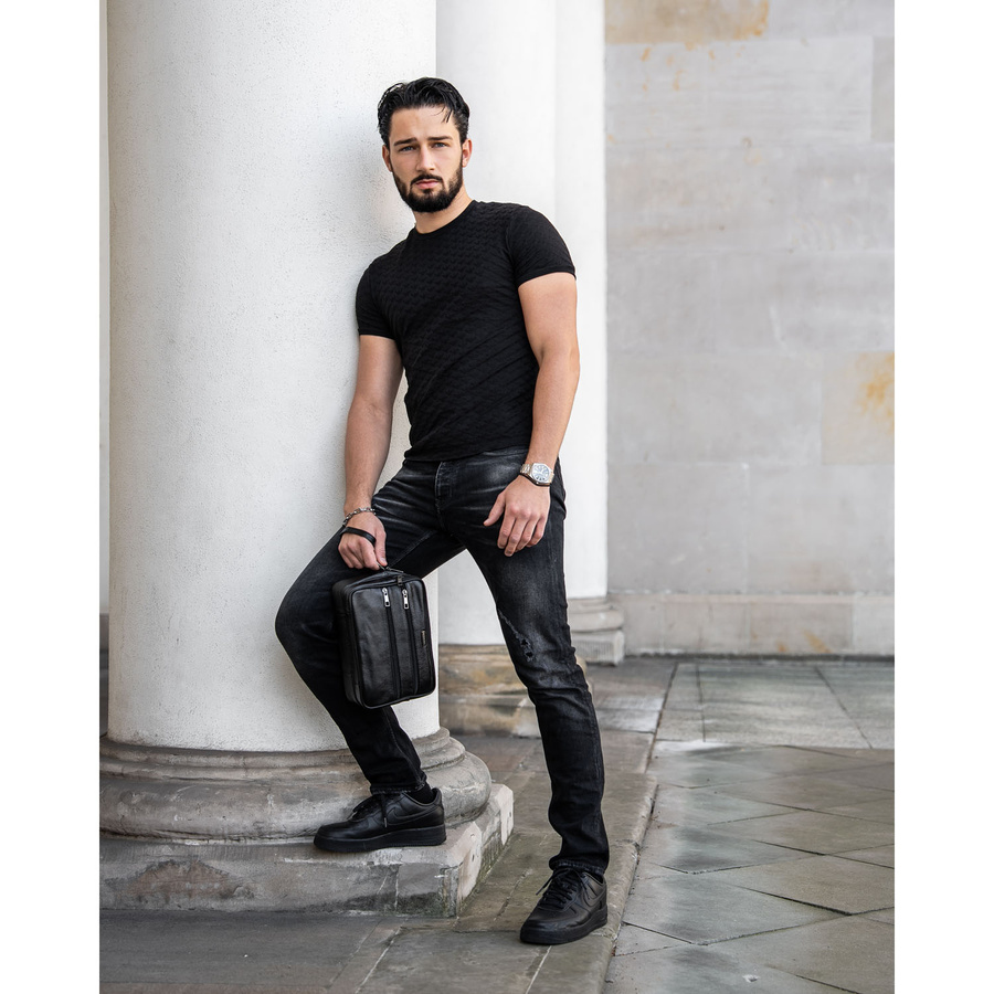 Skórzana saszetka męska w czarnym kolorze z kieszeniami zewnętrznymi - Rovicky