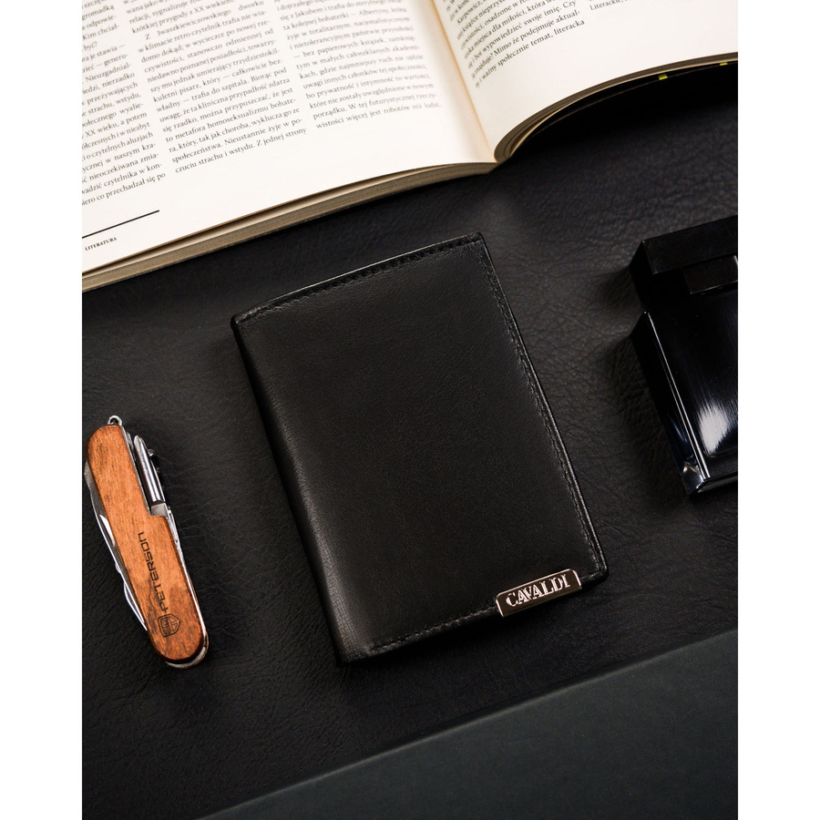 Klasyczny, pionowy portfel męski ze skóry naturalnej w czarnym kolorze - 4U Cavaldi