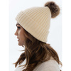 Beżowa czapka damska z pomponem na zimę - Peterson