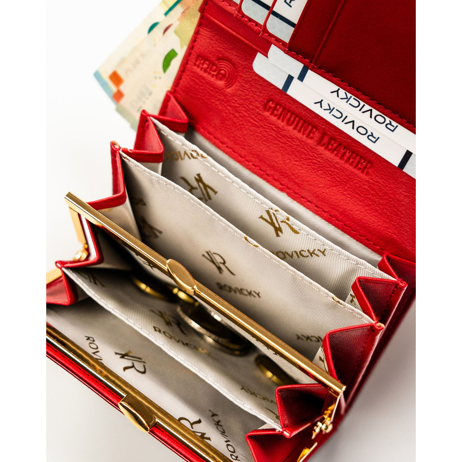 Średni, czerwony portfel damski ze skóry naturalnej zamykany zatrzaskiem - Rovicky