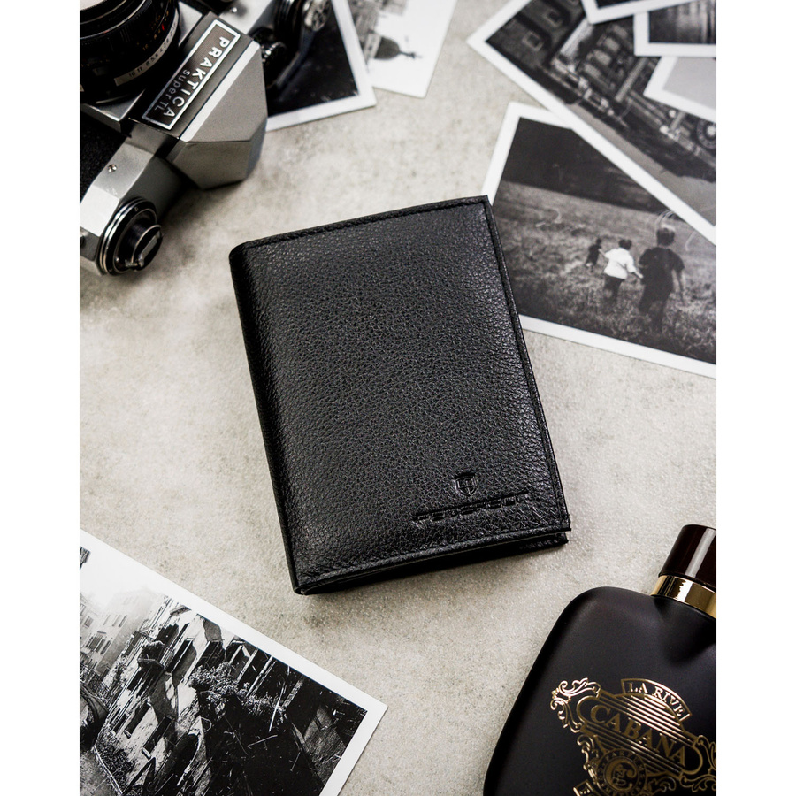 Czarny portfel męski ze skóry naturalnej bez zapięcia zewnętrznego, zapakowany w firmowe pudełko - Peterson