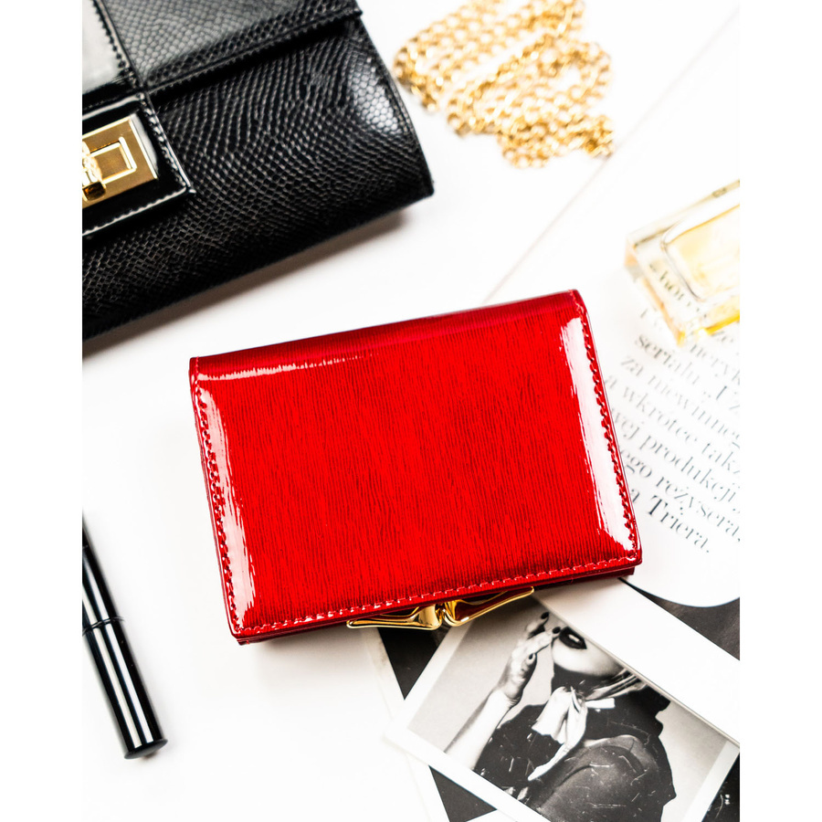 Portfel damski z lakierowanej skóry naturalnej w czerwonym kolorze - Peterson