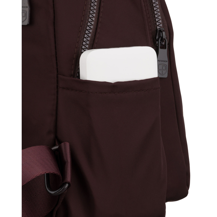 Bordowy plecak damski wykonany z poliestru, zawieszony na regulowanych szelkach - Peterson