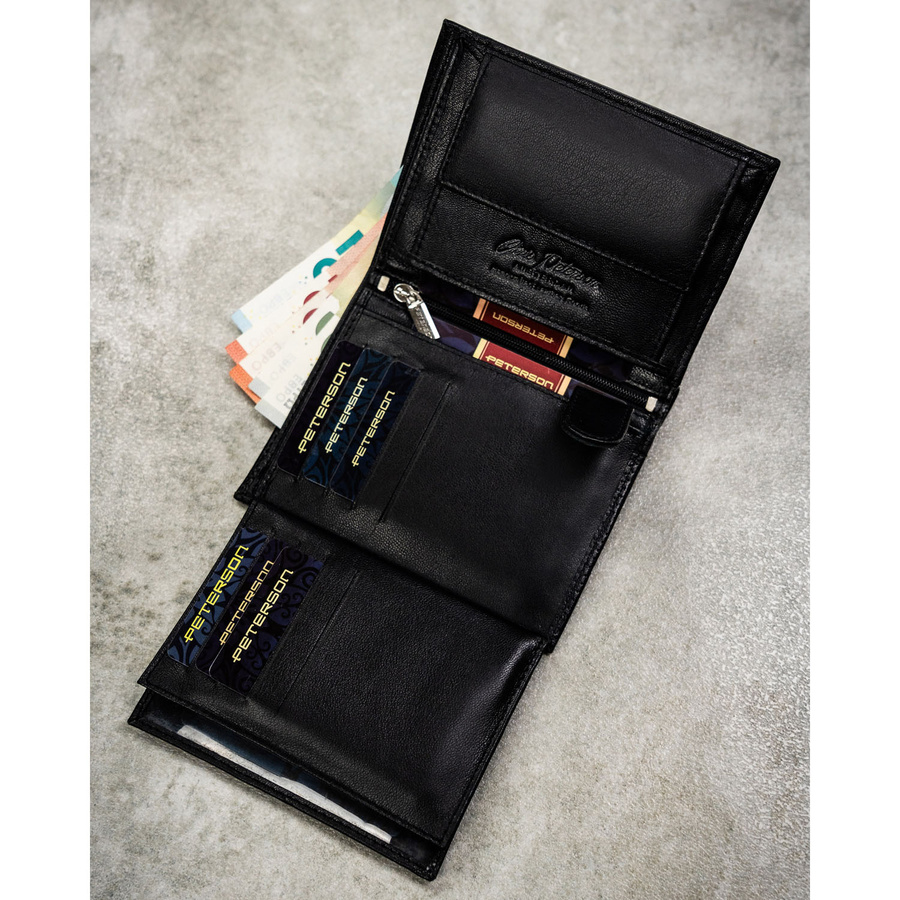 Skórzany portfel męski w czarnym kolorze w orientacji pionowej bez zapięcia zewnętrznego - Peterson