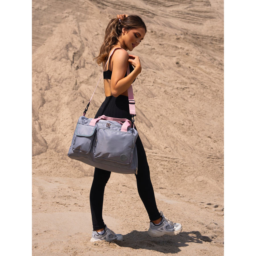 Sportowa torba podróżna z poliestru w szaro-różowym kolorze zamykana na suwak - Peterson