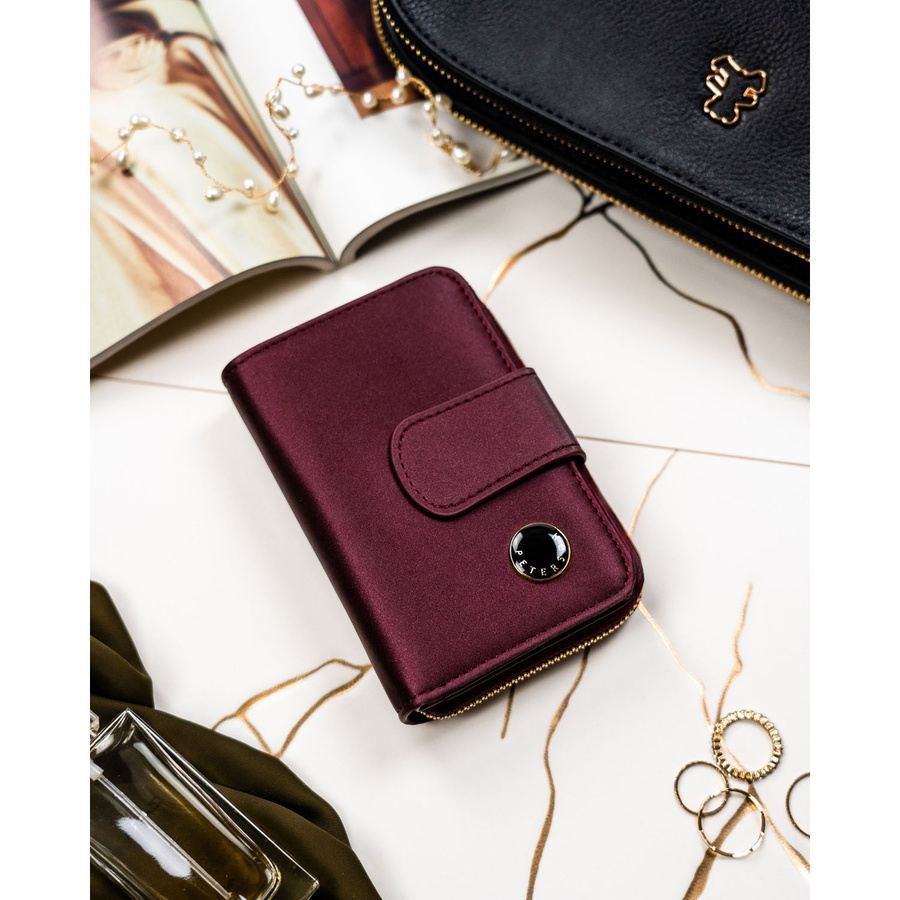 Fioletowy portfel damski ze skóry naturalnej i ekologicznej zamykany na suwak i zatrzask - Peterson