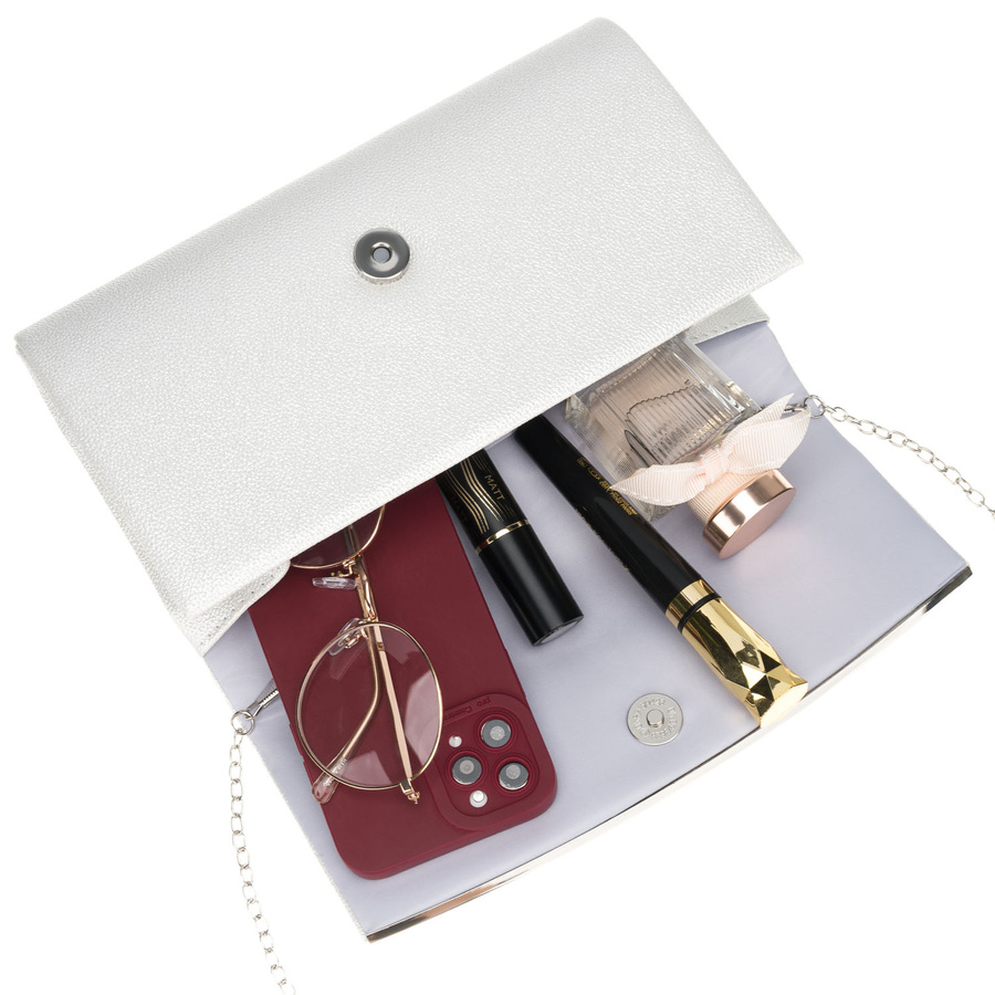 Elegancka kopertówka damska w srebrnym kolorze wykonana ze skóry ekologicznej, zawieszona na łańcuszku - Rovicky