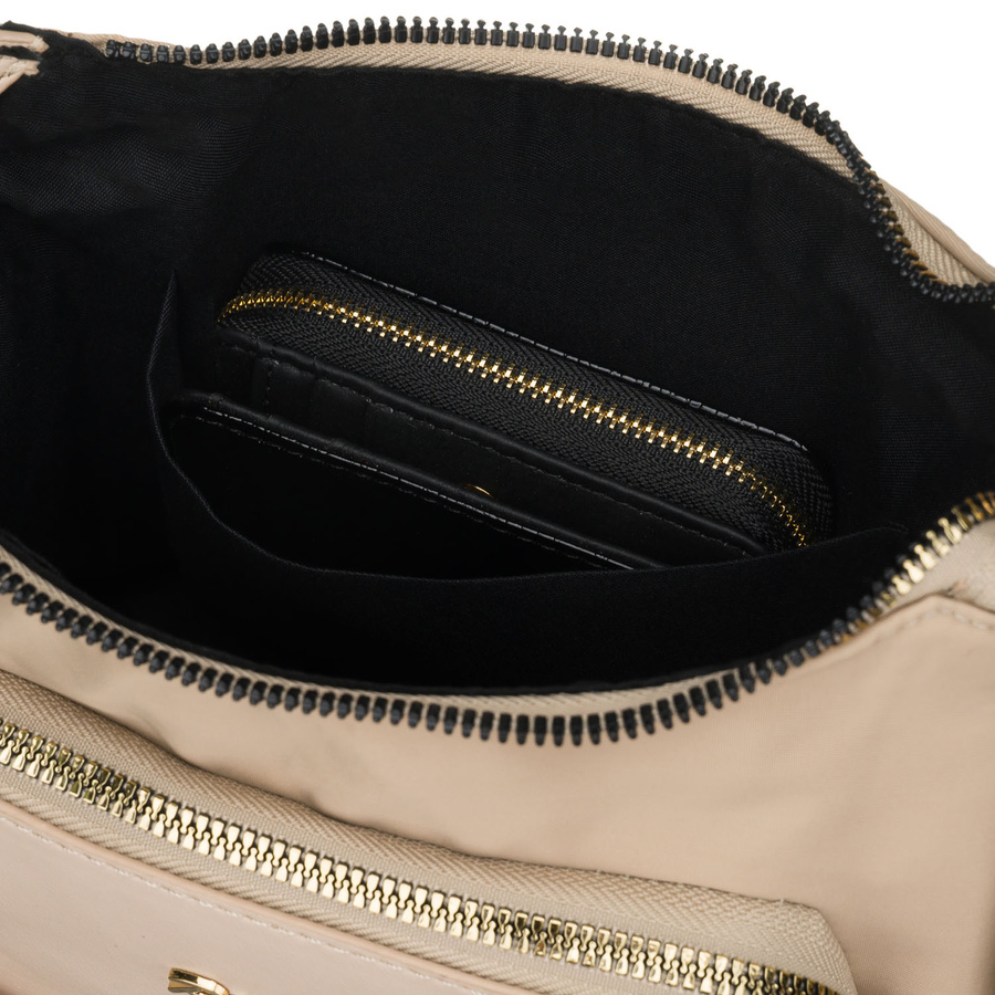 Beżowa listonoszka damska z nylonu i skóry ekologicznej zawieszona na uchwytach i dopinanym pasku - Peterson