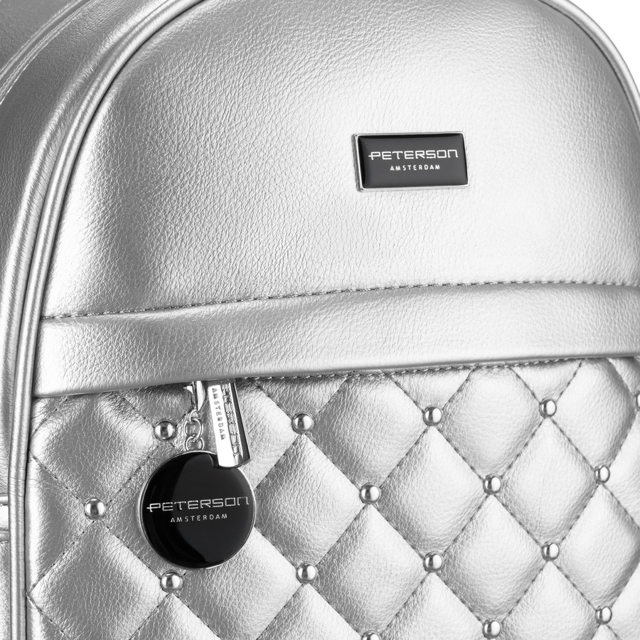 Błyszczący srebrny plecak damski zdobiony pikowaniem i nitami eko skóra Peterson