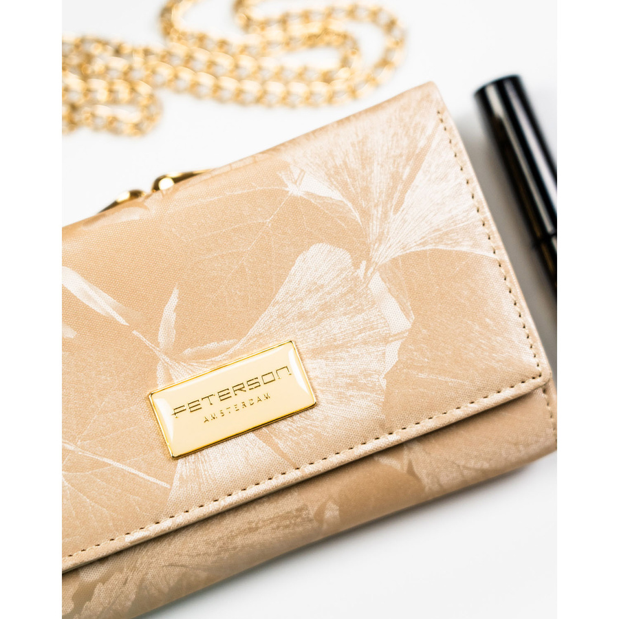 Beżowy portfel damski ze skóry naturalnej i ekologicznej w roślinny wzór, zamykany na bigiel i zatrzask - Peterson