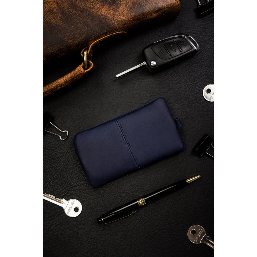 Skórzane etui na klucze w granatowym kolorze zamykane suwakiem