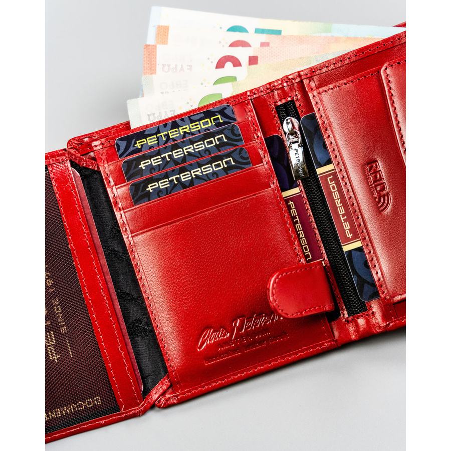 Portfel damski ze skóry naturalnej w czerwonym kolorze zamykany zatrzaskiem - Peterson