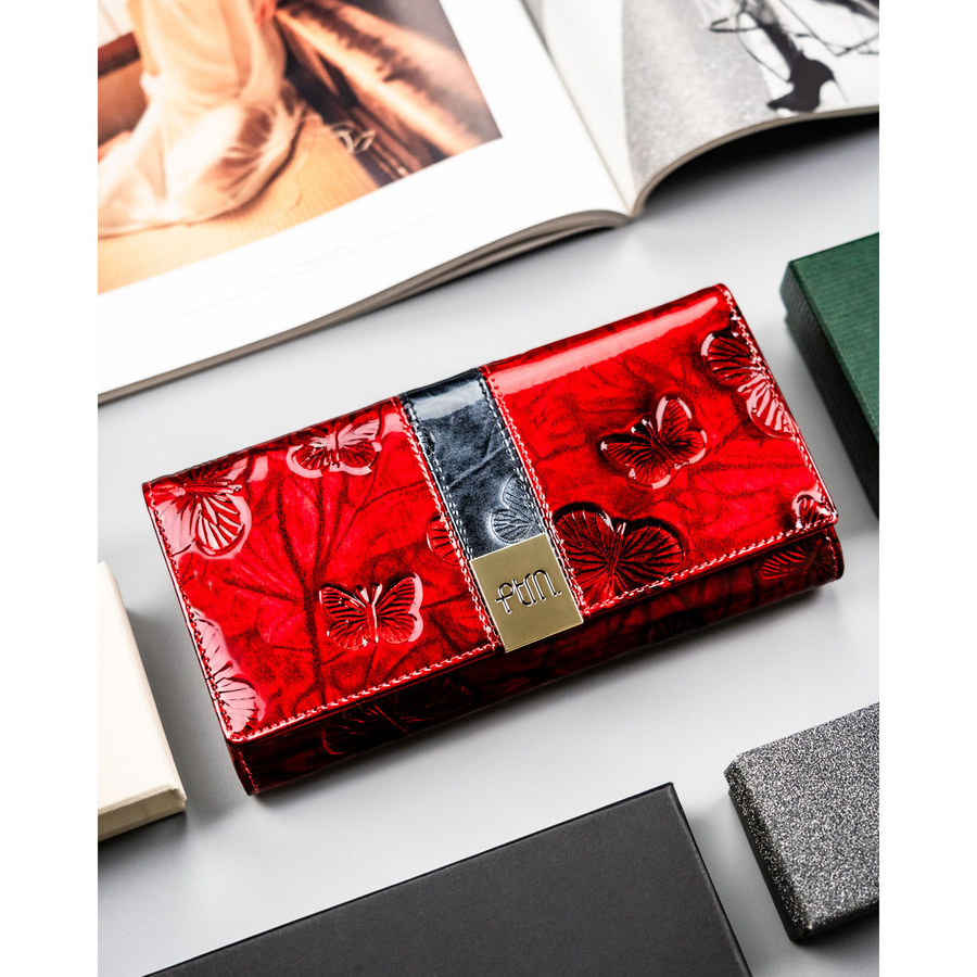 Elegancki portfel damski ze skóry naturalnej w czerwonym kolorze, zamykany zatrzaskiem - Peterson